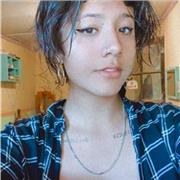 Profesora de lenguaje hace clases a niños